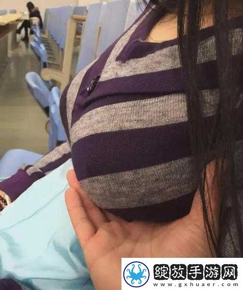 美女脱内衣露出奶头
