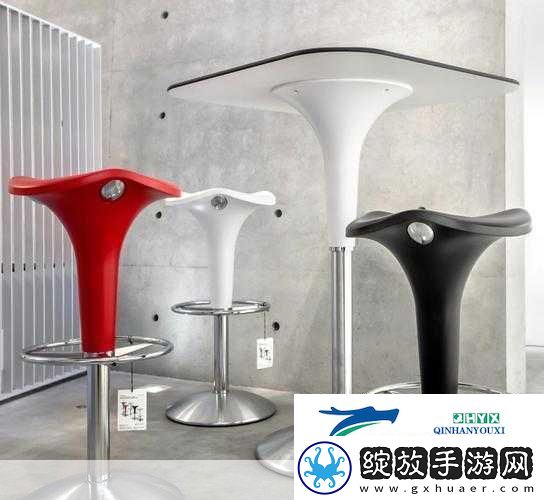 转过去趴翘高点打完坐高脚凳