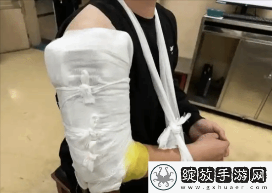 俩小伙挑战与机器人“掰手腕”