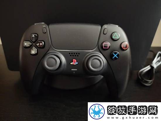几乎以假乱真！高玩自制PS2风格PS5主机