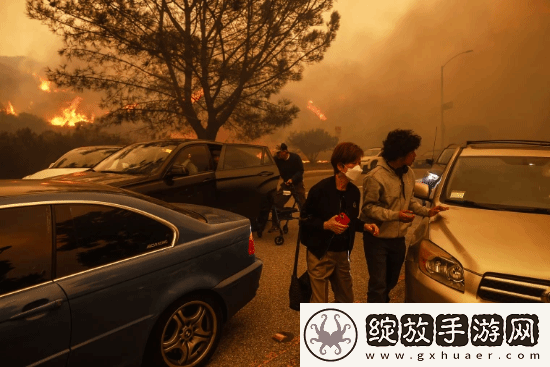 洛杉矶大火大量豪车被遗弃路边！消防用铲车开路