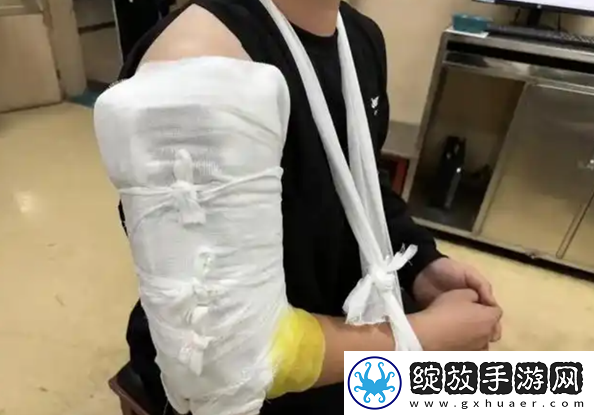 俩猛男挑战与机器人掰手腕