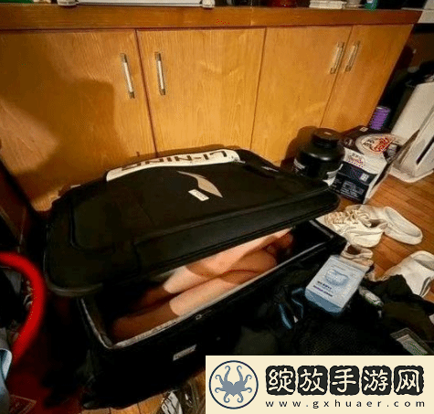 球员将女友藏行李箱带宿舍通宵补课引热议