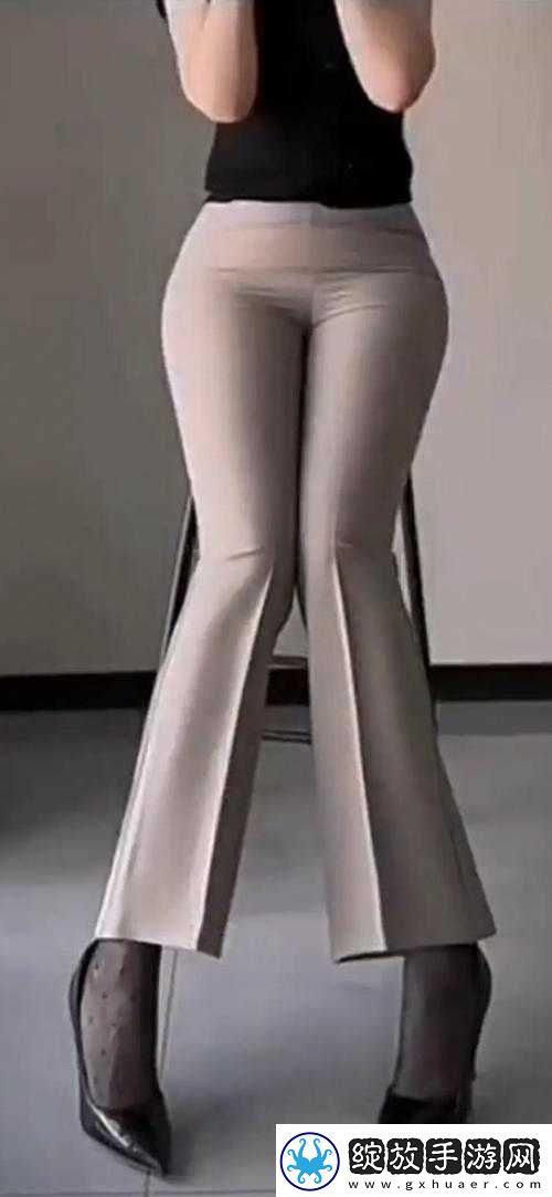 一张引人遐想的女性光屁股劈开腿图片
