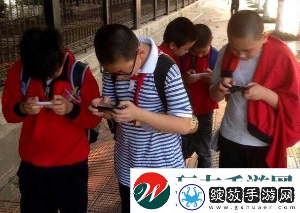 一小孩与姐姐玩萝卜游戏欢乐多趣事不断