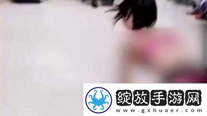 大尺度掀开奶罩边躁边揉大胸的火辣画面