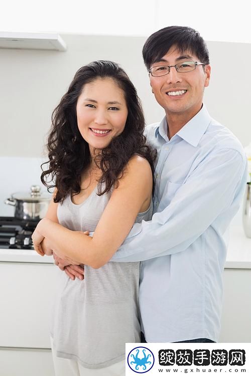 在厨房从后面抱起岳