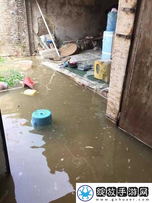 啊啊啊出水了原来是水管破裂导致水流四溢