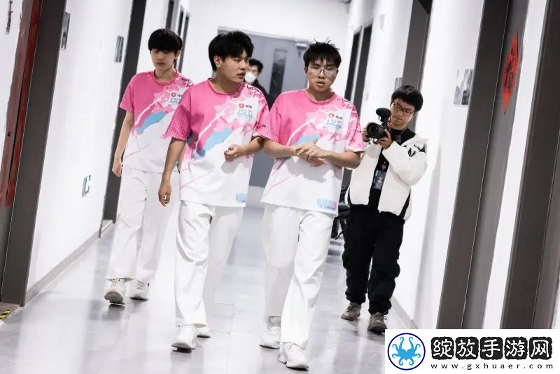 BLG发布对阵EDG赛后返图并配文