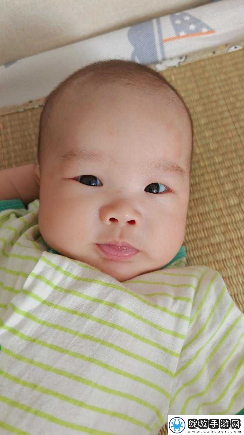 宝宝把腿抬起来靠墙上
