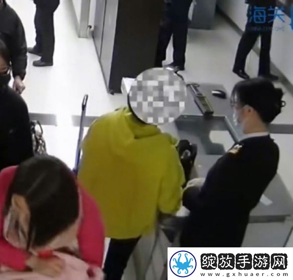 别舔了！海关在一名女性旅客文胸内发现大量NS卡带