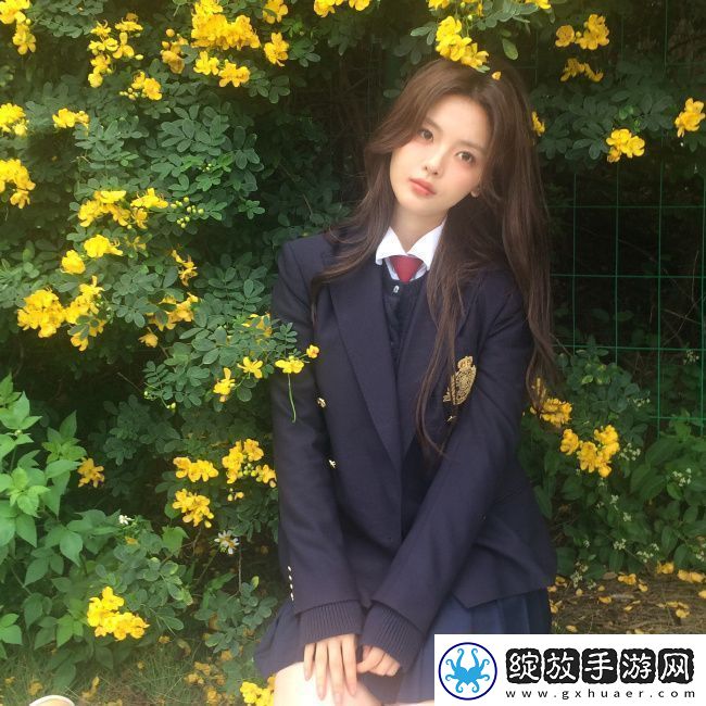 杨超越穿校服披卷发与花合影人比花娇