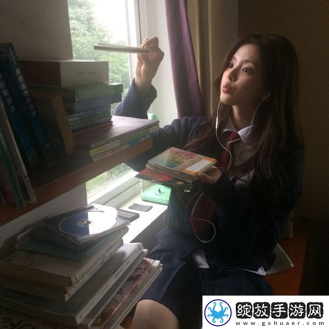 杨超越穿校服披卷发与花合影人比花娇