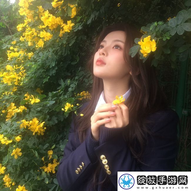 杨超越穿校服披卷发与花合影人比花娇