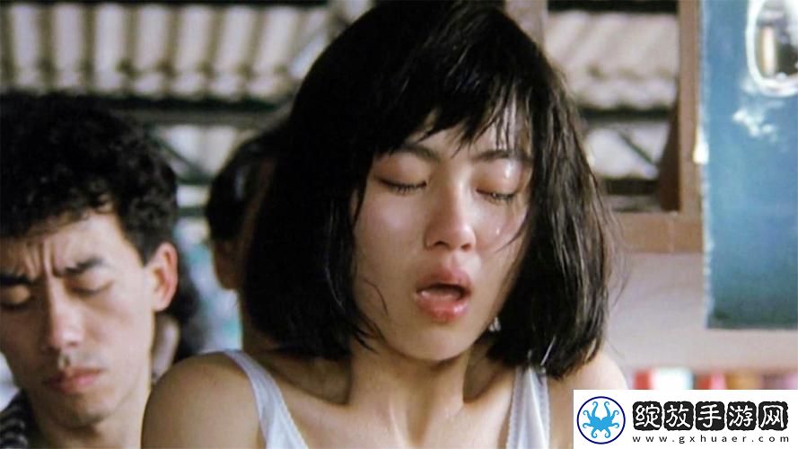 沉浸在小莹好湿⋯好紧⋯太爽了电影的魅力中