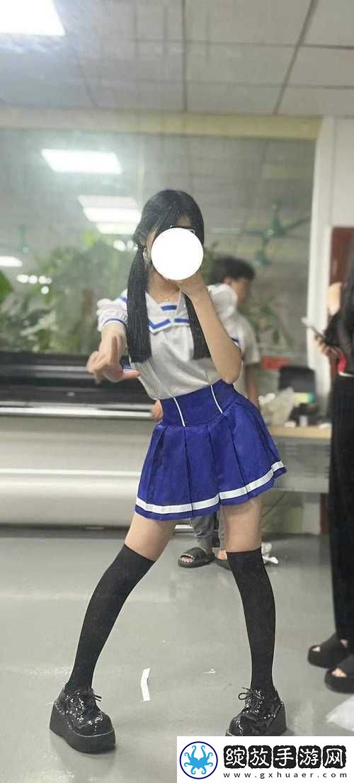 从校服衣袖看到的小包子